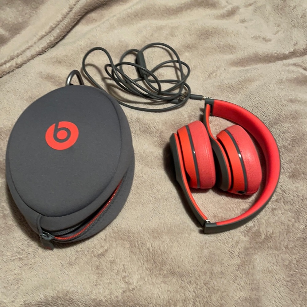 Beats Solo 2 with wire and soft case